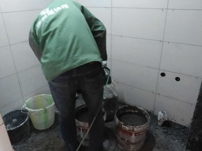 說(shuō)起清水房裝修注意什么，網(wǎng)上關(guān)于清水房裝修注意什么的介紹非常多，清水房裝修注意什么是很多網(wǎng)民非常關(guān)心和議論的話(huà)題；益修快裝公司提供清水房裝修服務(wù)，免費(fèi)量房設(shè)計(jì)，先裝修后付款；提供清水房衛(wèi)生間裝修、清水房廚房修補(bǔ)、清水房廁所翻修、清水房臥室改造、清水房客廳翻新、清水房陽(yáng)臺(tái)設(shè)計(jì)、清水房榻榻米維修、清水房背景墻粉刷等，以下是小編收集整理的清水房裝修注意什么,裝修公司整體裝修有哪些利弊？等信息，請(qǐng)往下看。  裝修公司整體裝修有哪些利弊   利:   1.業(yè)主比較省心省力，要做的只是適時(shí)地與裝潢公司溝通，讓對(duì)方了解自己的意圖，監(jiān)督工程的基本進(jìn)度和  2.由裝潢公司進(jìn)行設(shè)計(jì)，更專(zhuān)業(yè)，今后產(chǎn)生遺憾的可能性較小。  3.設(shè)計(jì)、施工、選材都由同一家公司代勞，終出來(lái)的效果也會(huì)更完整，風(fēng)格更統(tǒng)一。  弊:  1.如今的裝潢市場(chǎng)中，裝修公司和從業(yè)人員良莠不齊，識(shí)別挑選起來(lái)確實(shí)不太容易。 1.碰到一些不正規(guī)的公司，受騙上當(dāng)?shù)臋C(jī)會(huì)很大。