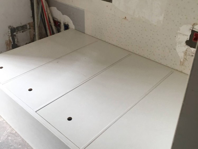 小編這次為各位展示的是南京市建鄴區(qū)臥室榻榻米裝修設(shè)計(jì)的施工案例，施工地址是川匯區(qū)復(fù)興路建業(yè)未來(lái)城；客戶是網(wǎng)上找的一修公司，看評(píng)價(jià)以及服務(wù)項(xiàng)目還有綜合實(shí)力都不錯(cuò)，才選擇的我們。南京市建鄴區(qū)臥室榻榻米裝修設(shè)計(jì)案例中師傅把原來(lái)受潮的表面刮去，重新做防水，再刮膩?zhàn)?，再刷油漆。南京市監(jiān)理全程跟蹤服務(wù)質(zhì)量，非常專業(yè)！而且一修可以選擇整裝還是局裝，可以選擇先服務(wù)后付款的付款方式等，如果您還有其他需求也可以到我們官網(wǎng)上查看更多的關(guān)于南京市其他防水補(bǔ)漏維修，舊房全屋翻新，房屋各類安裝等施工案例。