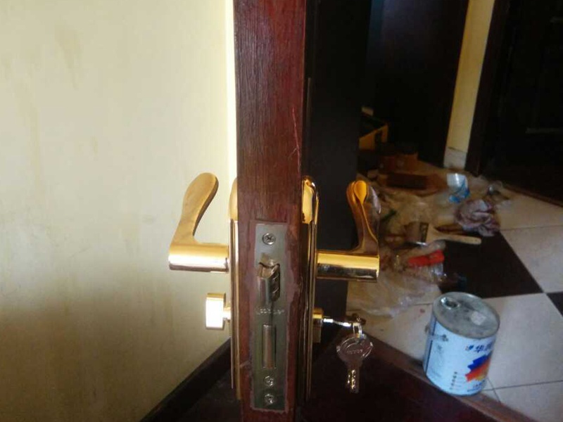 維修門電話,木門開裂如何處理，方法都有哪些