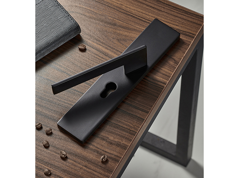 防盜門把手?jǐn)嗔嗽趺床鹋f和安裝，一把螺絲刀解決門把手松了的問題