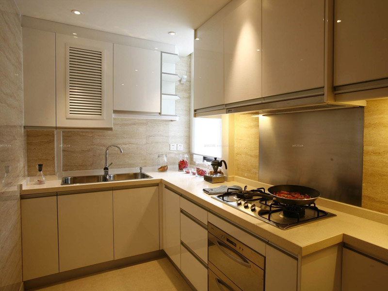 頂樓吊頂漏水怎么辦？頂樓吊頂漏水可以說(shuō)是漏水問題中常見的一種，解決頂樓吊頂漏水也是非常的有講究，網(wǎng)上關(guān)于頂樓吊頂漏水維修方法、頂樓吊頂漏水維修費(fèi)用、頂樓吊頂漏水處理絕招、頂樓吊頂漏水原因判斷、頂樓吊頂漏水防水多少錢一個(gè)平方、頂樓吊頂漏水維修哪家公司好等介紹非常多，今天一修房屋快修小編收集整理了頂樓吊頂漏水怎么辦，怎么處理，頂樓吊頂漏水解決方法，一起來(lái)看看吧。  頂樓吊頂漏水怎么辦  1，清除原有墻皮(俗稱的大白膩?zhàn)痈鄬?；   2，原有壓光水泥層如果沒有起皮、裂縫等現(xiàn)象，可以用JS防水涂料(彈性聚合物防水涂料，小裂縫可直接覆蓋)直接粉刷3遍。刷第三遍時(shí)刷上點(diǎn)細(xì)沙，然后用含防水劑的水泥砂漿再薄薄的壓層光。   3，待完全干燥后上膩?zhàn)蛹胺鬯⑷槟z漆可以了。  希望我的回答對(duì)你有所幫助。 