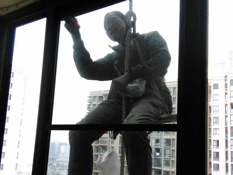 說(shuō)起維修感應(yīng)門，維修感應(yīng)門是市民熱議的話題之一，歡迎到一修房屋快修官網(wǎng)了解咨詢維修感應(yīng)門；其中成都、重慶、廣州、深圳、上海、杭州、南京、北京、天建是維修感應(yīng)門話題討論多的城市！另外除了維修感應(yīng)門還有相關(guān)的安裝技巧、維修翻新方案、使作注意事項(xiàng)、拆裝拆除更換等，今天小編收集整理了維修感應(yīng)門,感應(yīng)玻璃門怎么保養(yǎng)維修等信息，請(qǐng)往下看：  感應(yīng)玻璃門怎么保養(yǎng)維修  1.請(qǐng)按順序傳遞自動(dòng)感應(yīng)門。請(qǐng)不要在關(guān)門或關(guān)門時(shí)強(qiáng)行通過自動(dòng)感應(yīng)門，以確保開門時(shí)，一人以上的房間可以通過自動(dòng)感應(yīng)門。 2.不要堵塞自動(dòng)感應(yīng)門，沖擊自動(dòng)感應(yīng)門，或用外力破壞自動(dòng)感應(yīng)門裝置和門體。 3.請(qǐng)不要長(zhǎng)期呆在自動(dòng)感應(yīng)門里。不要在門口設(shè)置任何障礙物。 4.兒童在1.2m，老年殘疾人和殘疾人應(yīng)當(dāng)與他們的監(jiān)護(hù)人的幫助下通過自動(dòng)感應(yīng)門，否則后果自負(fù)。 5.當(dāng)自動(dòng)感應(yīng)門處于自動(dòng)感應(yīng)狀態(tài)時(shí)，請(qǐng)不要停留在傳感器區(qū)域和長(zhǎng)時(shí)間的自動(dòng)嘴部。 6.請(qǐng)使用自動(dòng)感應(yīng)門的固定玻璃扇，并在活動(dòng)玻璃門上標(biāo)上醒目的標(biāo)志（如公司名稱、公司標(biāo)志等），避免人員撞到自動(dòng)感應(yīng)門玻璃上。 7.停電時(shí)，可在關(guān)閉電源時(shí)，推開門自動(dòng)開門，自動(dòng)感應(yīng)門故障或緊急情況下關(guān)閉自動(dòng)感應(yīng)門電源，手動(dòng)推開門