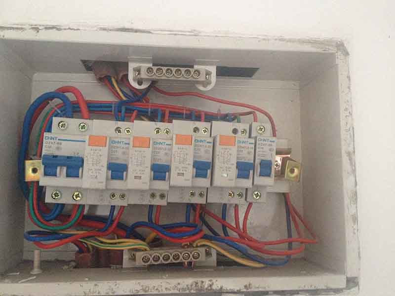  家里跳閘了推上去沒電，可能是出現(xiàn)了漏電保護器或者線路漏電的問題