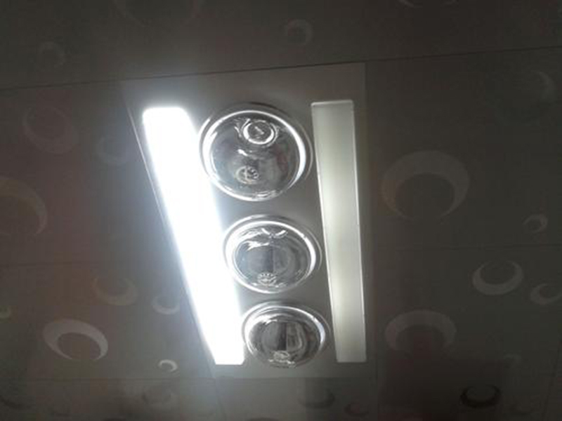 集成吊頂浴霸燈壞了怎么換，巧用吸盤解決浴霸面板取不下來的難題