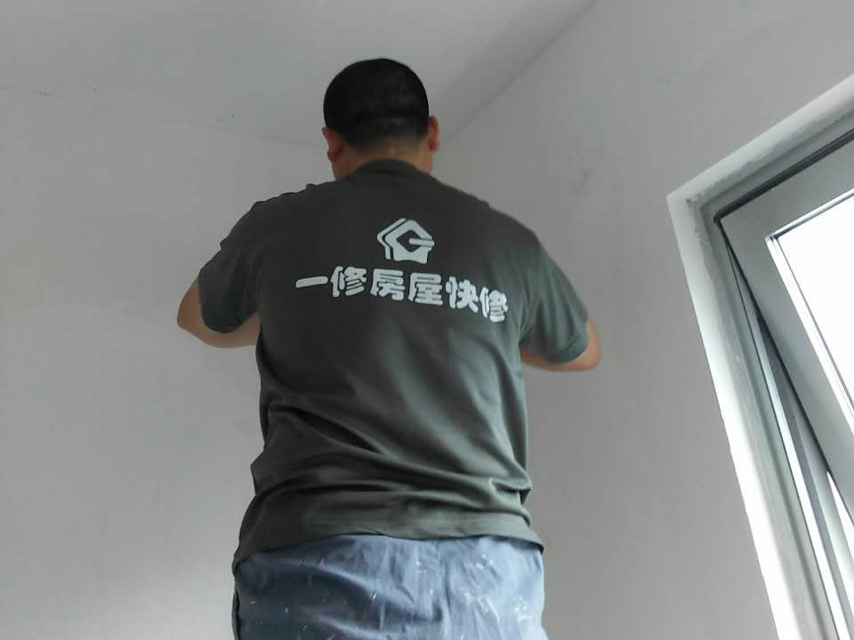 墻面有孔洞太難看？一修房屋快修老師傅教你怎么修補(bǔ)墻面孔洞