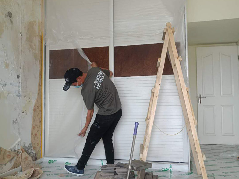 原來衣柜門滑輪維修如此簡單，沒必要再花冤枉錢請人修理了