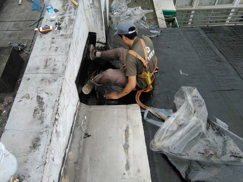 屋面防水施工工藝要點(diǎn)，鋪貼要按下坡開