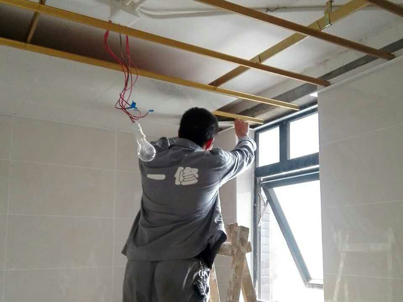 家庭電路維修檢測，跳閘多是因?yàn)榫€路過