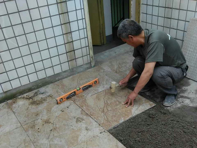 鋪貼瓷磚要留縫，避免開(kāi)裂起拱好處多-