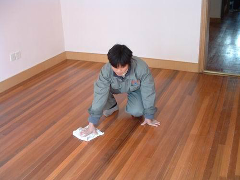木地板清洗要點(diǎn)，清洗后完全風(fēng)干再打蠟