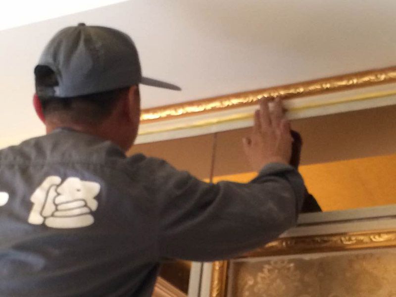 石膏線安裝要點(diǎn)，接頭處理需刷油漆修補(bǔ)