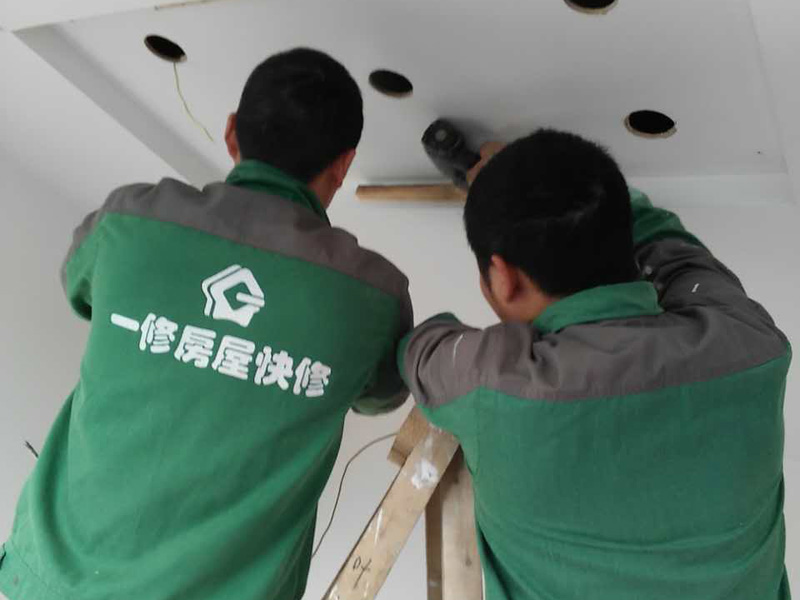 石膏板吊頂安裝流程介紹，木質(zhì)龍骨表面