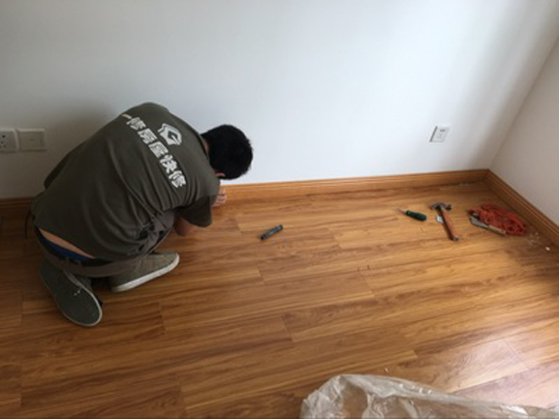 實(shí)木地板翻新不可盲目，表層厚度小于4