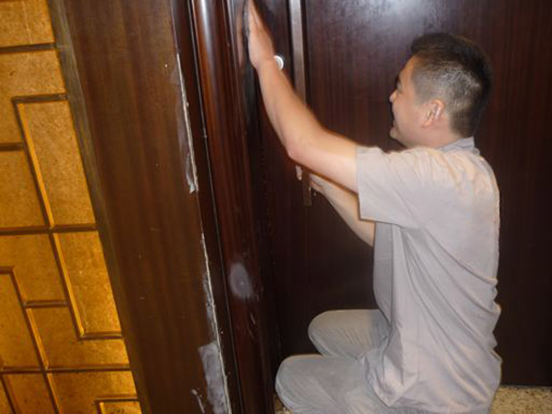 木門(mén)壞了怎么修？木門(mén)起泡脫膠應(yīng)及時(shí)打