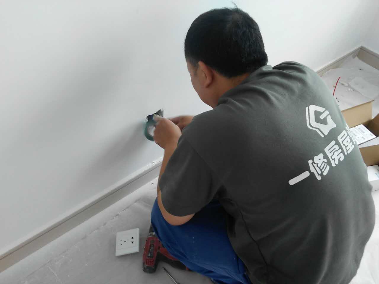 一修墻面鼓包維修、局部找平、陽臺漏水