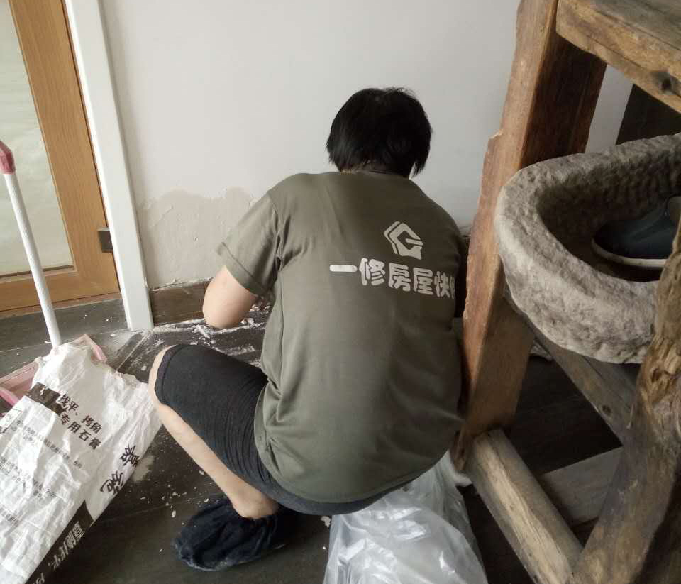 墻面滲水太難看？專業(yè)師傅告訴你原因，