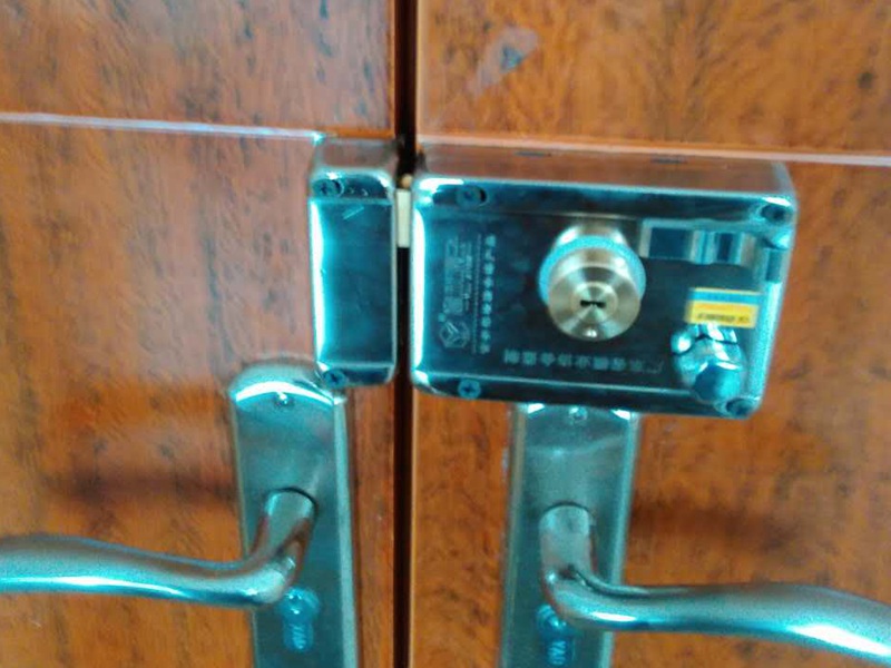 維修門(mén)電話,木門(mén)開(kāi)裂如何處理，方法都