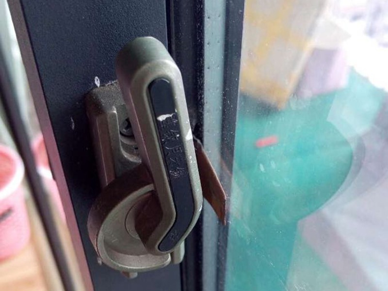 維修玻璃自動(dòng)門(mén),小便池的感應(yīng)器和自動(dòng)