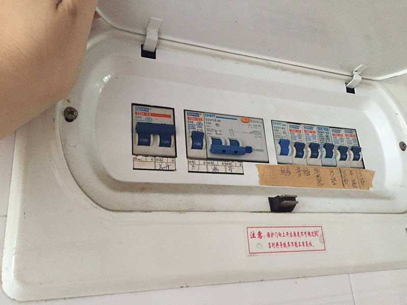 用電高峰期停電很苦惱，電表顯示跳閘怎