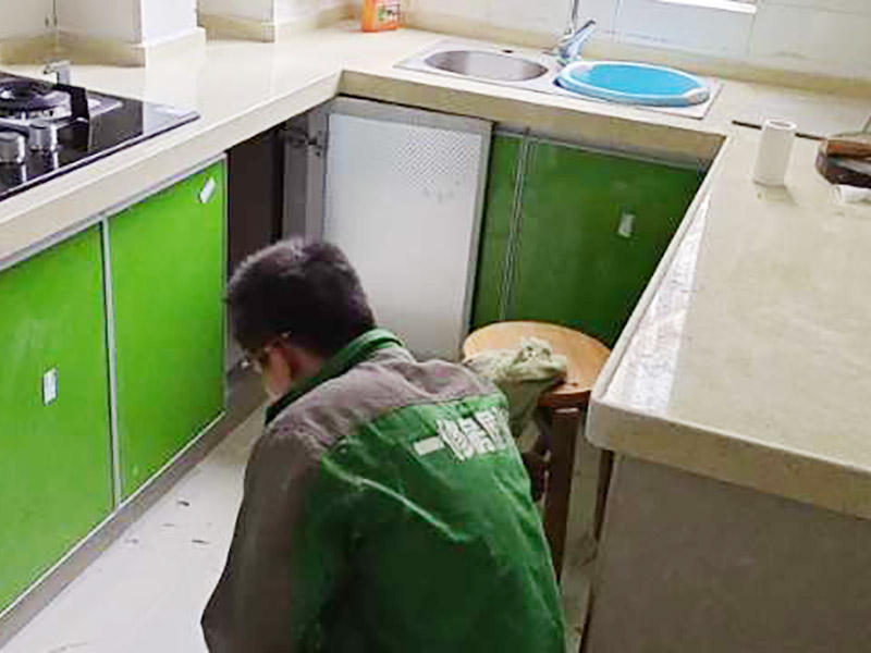 廚房防水有問題導致漏水，漏水漏到樓下