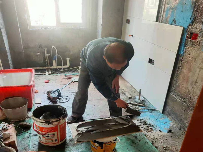 衛(wèi)生間瓷磚貼好后縫隙滲水出來，衛(wèi)生間