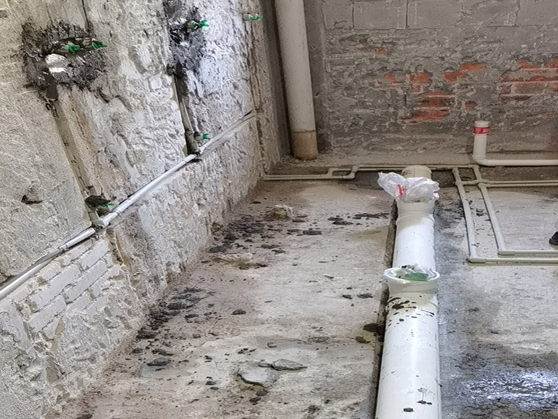 衛(wèi)生間水管漏水找誰修，衛(wèi)生間水管一直