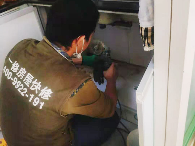 廚衛(wèi)pvc水管破裂滲水出來，pvc水