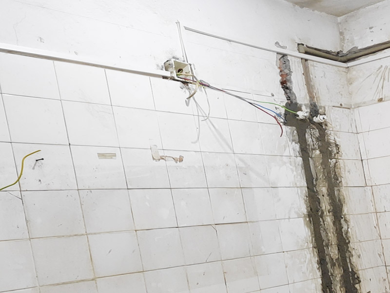 衛(wèi)生間瓷磚下很濕，裝修公司說沒問題