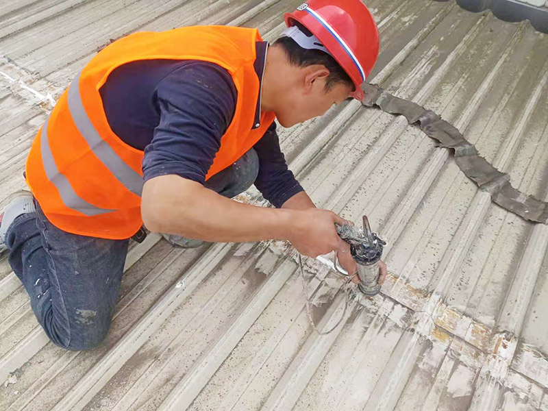 屋頂漏水了有人會(huì)修嗎_上海封閉陽臺漏