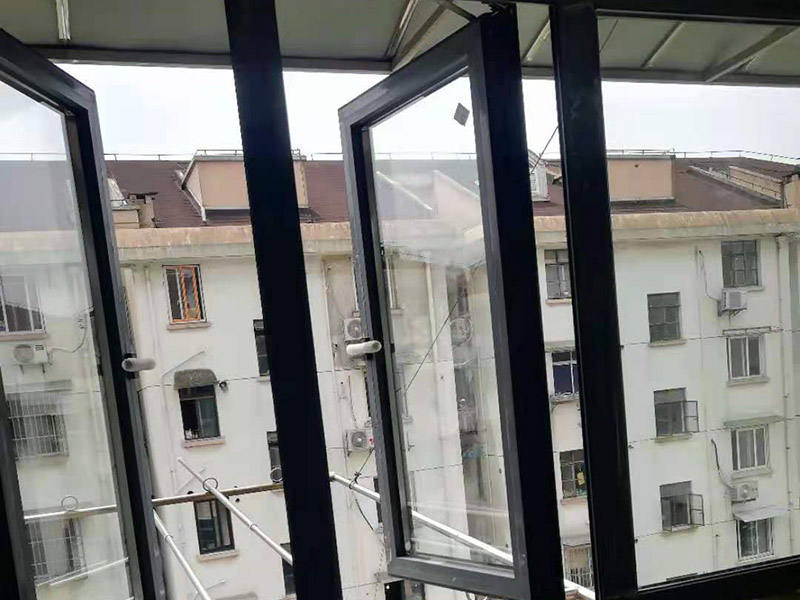 貴陽(yáng)陽(yáng)臺(tái)安裝玻璃窗多少錢一平方？