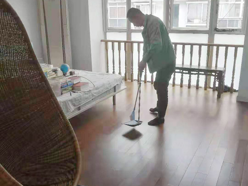 急！急！急！家里漏水地板被水泡了怎么