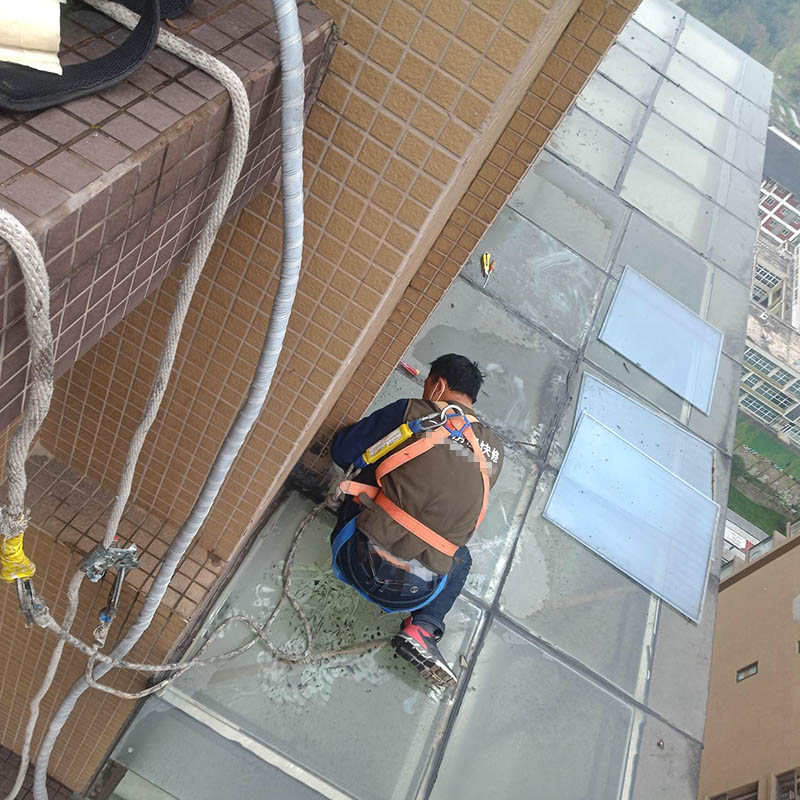 玻璃采光屋面漏水要用什么材料補漏？