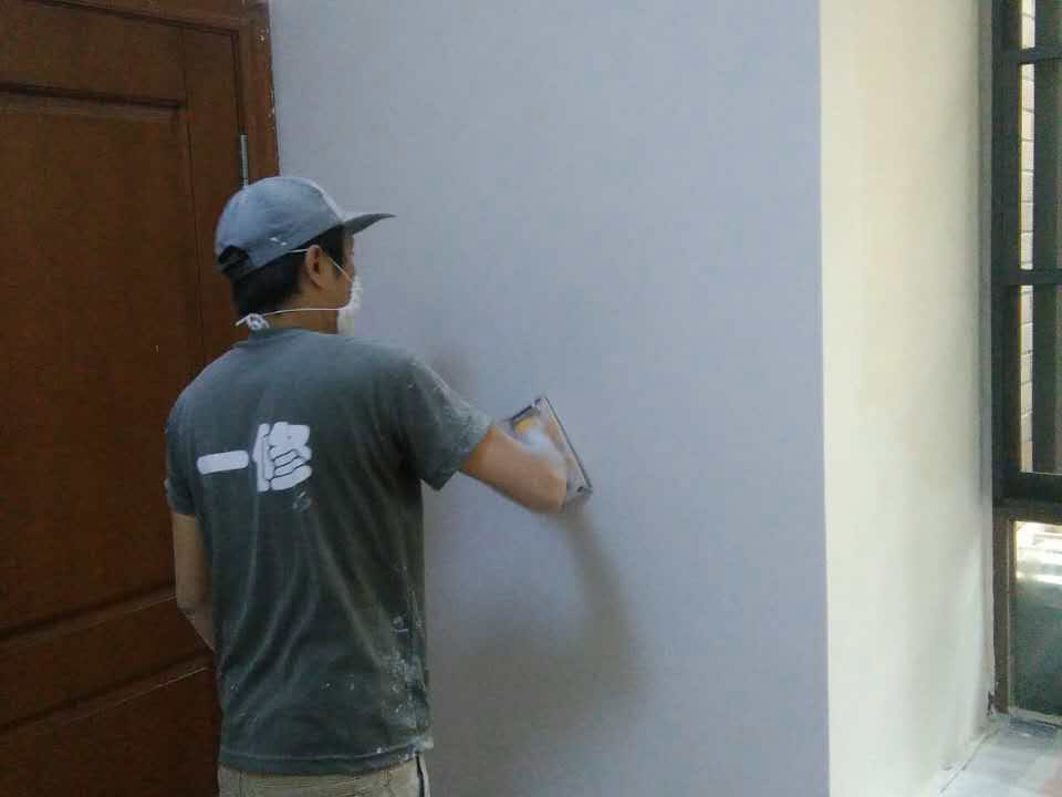 刷墻刮膩?zhàn)? /></p>
<p><strong>刷墻刮膩?zhàn)?/strong>，是指通過填補(bǔ)或者整體處理的方式，清除基層表面高低不平的部分，保持墻面的平整光滑，墻面的改造也打了一個(gè)好的基礎(chǔ)，后面才能做各種墻面裝飾。</p>
<p>&nbsp;</p>
<p>刮膩?zhàn)拥母咀饔檬菈γ嬲移?，刮幾遍要看具體情況。目前有很多房子開發(fā)商是刮了白的，如果基層可以，不用鏟除的情況下，在滾涂界面劑或膩?zhàn)幽z水后，有些兩遍成活，也有土建差的，三遍成活。</p>
<p>&nbsp;</p>
<p>有些墻壁很容易磕碰出坑坑洼洼來，其原因是墻面太軟。這種情況多數(shù)是使用滑石粉過多造成的。膩?zhàn)臃塾捕缺容^好，環(huán)保性能也好一些，而滑石粉+膠水+白水泥，比較細(xì)，好打磨，<strong>刷墻刮膩?zhàn)?/strong>時(shí)相對(duì)更好操作一些。</p>
<p><img src=